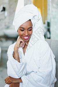坐在洗手间穿白浴袍的年轻美籍女孩 她穿着白色浴袍图片