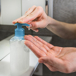 男人用一个带细菌肥皂的撒布机浴室预防保健脸盆卫生居所工作成人洗手液消毒剂背景图片