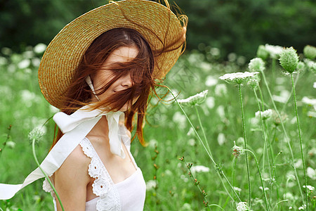戴帽子的白礼服花朵的妇女自然放松太阳女孩微笑草地自由享受裙子晴天头发女性图片