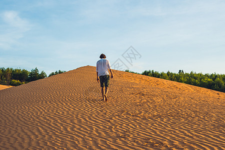 一个在越南红沙漠中迷失的人 梅内顶峰爬坡岩石太阳沙丘阴影旅行旅游晴天男人图片