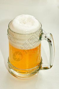 玻璃清亮 上面有轻啤酒和泡沫液体烧杯酒馆酒精派对白色饮料庆典啤酒杯啤酒厂图片