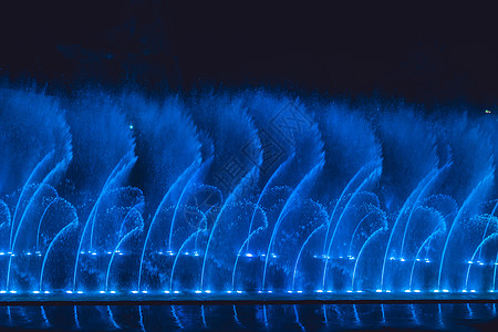 黑暗中多彩舞式喷水喷泉照明民众城市游客建筑街道纪念碑景观摄影地标图片