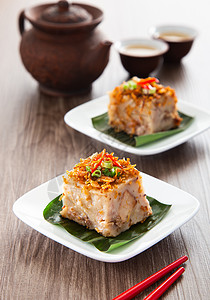 蒸汽 Yam Cake 与底深冻干燥的土豆块茎点心早餐淀粉娘惹点点滴滴食品美味辣椒树叶背景图片