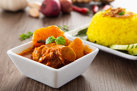 Nasi Kunyit也被称为通常用干咖喱鸡吃仪式食物黄色财富美食午餐糯米香料椰子盘子图片