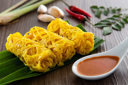 Roti Jala 马来西亚传统蛋糕香料马来语小吃网绉饼子美味黄色花边羊肉街道图片