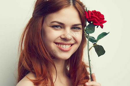 美丽的红发美女 玫瑰花贴近的魅力身体裙子幸福配饰花圈艺术嘴唇头发女性化妆品图片
