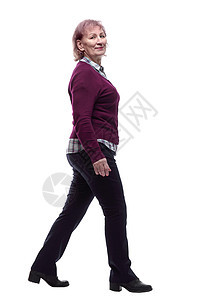 一位老年妇女充满信心地向前迈进 向前走下去闲暇购物者消费者男人衣服成人裤子服装广告牌零售图片