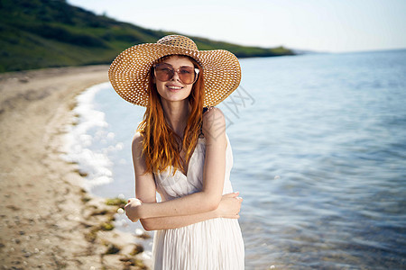 在岛沙滩上戴帽子的漂亮女人 夏季海洋之欢乐比基尼成人时尚成年人活动假期棕褐色相机晴天海滩图片