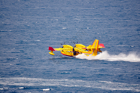 海上取水飞机海滩行动钻头消防队员海洋天空农村蓝色灾难背景图片