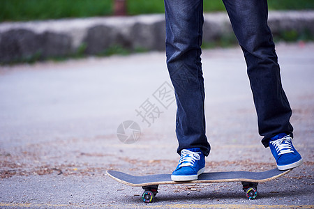 滑滑板跳跃危险街道行动运动文化娱乐溜冰者男性青年男生图片