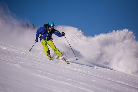 滑雪者在下坡时玩得开心娱乐旅行男人运动冻结衣服滑雪竞争高山竞赛图片