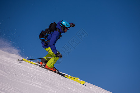 滑雪者在下坡时玩得开心跑步竞赛旅行速度运动娱乐粉末冻结乐趣高山图片