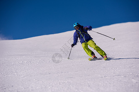 滑雪者在下坡时玩得开心粉末高山男人乐趣山腰跑步行动滑雪竞赛天空图片