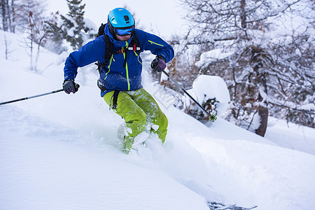自由式滑雪者滑雪下坡闲暇激流冻结背包乐趣高山假期季节自由活力图片