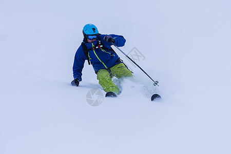 自由式滑雪者滑雪下坡旅行粉末衣服自由高山假期行动太阳男性乐趣图片