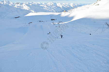 滑雪车娱乐竞赛行动旅行男人天空蓝色乐趣粉末运动图片