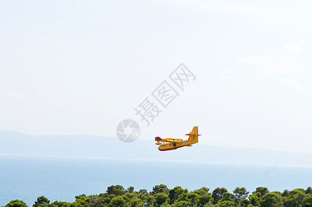 海上取水飞机海洋钻头海滩行动消防队员蓝色灾难农村天空背景图片