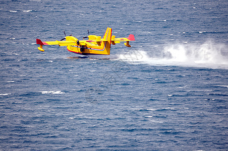 海上取水飞机行动天空灾难海洋钻头农村蓝色消防队员海滩背景图片