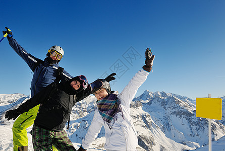 滑雪朋友冬季肖像娱乐男性男生蓝色季节天空男人微笑假期运动图片