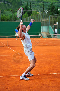 一个人在户外打网球男性红色橙子运动法庭晴天身体游戏休闲比赛图片