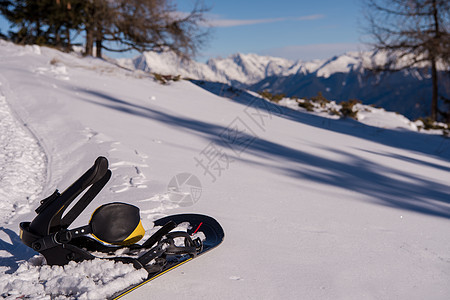 雪地里的滑雪板旅行季节运动晴天滑雪木板高山蓝色天空单板图片
