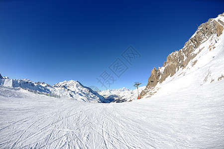 冬天下雪的高山高山天空太阳顶峰季节运动假期阳光冻结全景冰川背景图片