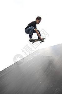 男孩在滑冰公园练习滑冰行动公园安全娱乐青少年男人木板青年男性空气图片