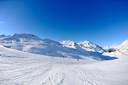 冬天下雪的高山高山爬坡阳光蓝色风景冰川滑雪岩石假期顶峰运动图片