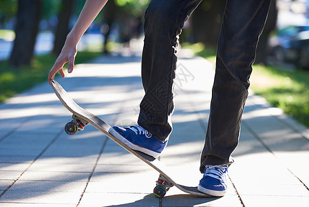 滑滑板跳跃诡计青少年活力男人孩子公园青年文化危险城市图片