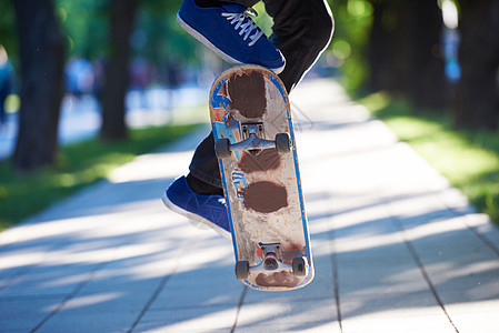 滑滑板跳跃男生木板街道文化运动公园空气行动娱乐溜冰者图片