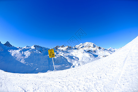 在高山的标志板上签字 冬天下雪顶峰环境木板帮助滑雪冻结太阳阳光假期危险图片