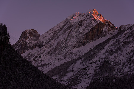 冬季日出山脉日落假期太阳旅行天空蓝色环境滑雪季节图片