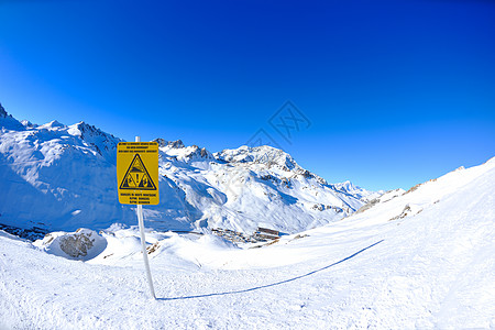 在高山的标志板上签字 冬天下雪全景滑雪冻结木板天空蓝色假期环境雪崩运动图片