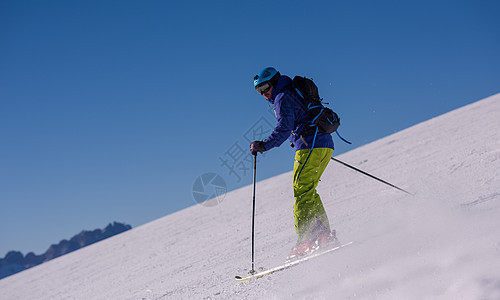 滑雪者在下坡时玩得开心运动季节冻结跑步山腰竞争天空空气行动粉末图片