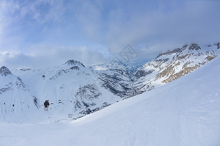 冬天下雪的高山高山环境阳光全景假期季节冻结太阳冰川顶峰天空图片