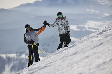 情侣在放松冬天的寒冬赛松活动滑雪冒险女孩友谊成人男人闲暇男性夹克图片