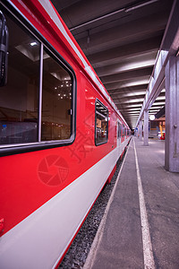地铁站内空空引擎火车隧道管子过境平台乘客游客技术货物图片
