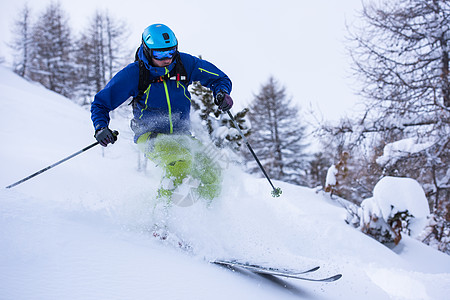 自由式滑雪者滑雪下坡旅行粉末速度运动闲暇自由竞赛男人便车衣服图片