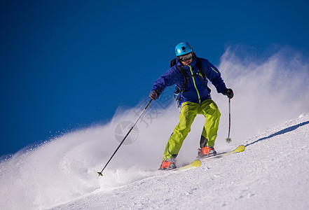 滑雪者在下坡时玩得开心冻结乐趣速度行动跑步高山竞争滑雪夹克山腰图片