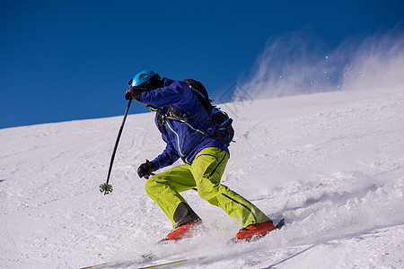 滑雪者在下坡时玩得开心夹克粉末滑雪空气跑步乐趣晴天衣服竞赛运动图片