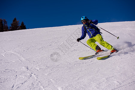 滑雪者在下坡时玩得开心冻结跑步运动夹克高山旅行季节娱乐速度晴天图片