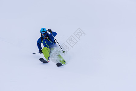 自由式滑雪者滑雪下坡粉末乐趣速度旅行行动背包高山自由假期太阳图片