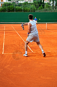 男人在户外打网球运动游戏红色假期休闲球拍活动俱乐部锻炼比赛图片