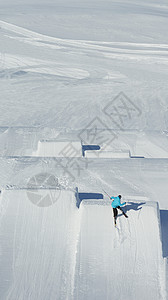 滑雪车自由衣服旅行速度蓝色男人空气运动竞赛滑雪者图片