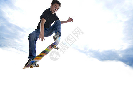 男孩在滑冰公园练习滑冰乐趣行动青年公园空气特技安全风险木板男生图片