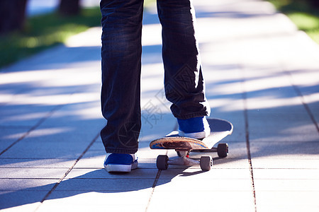 滑滑板跳跃青年男生滑冰运动危险孩子空气乐趣青少年公园图片