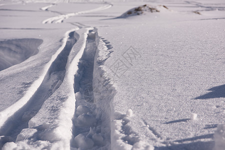 前往雪中滑雪轨道天空蓝色假期太阳国家团体冒险登山山脉旅行图片