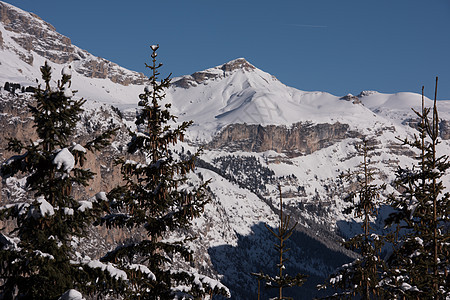 冬季日出旅行风景蓝色假期滑雪天空木头山脉日落顶峰图片