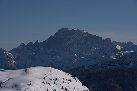 冬季日出风景蓝色季节射线顶峰天空旅行滑雪森林太阳图片
