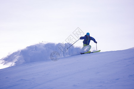 滑雪者在下坡时玩得开心季节粉末空气衣服竞争滑雪冻结男人夹克竞赛图片
